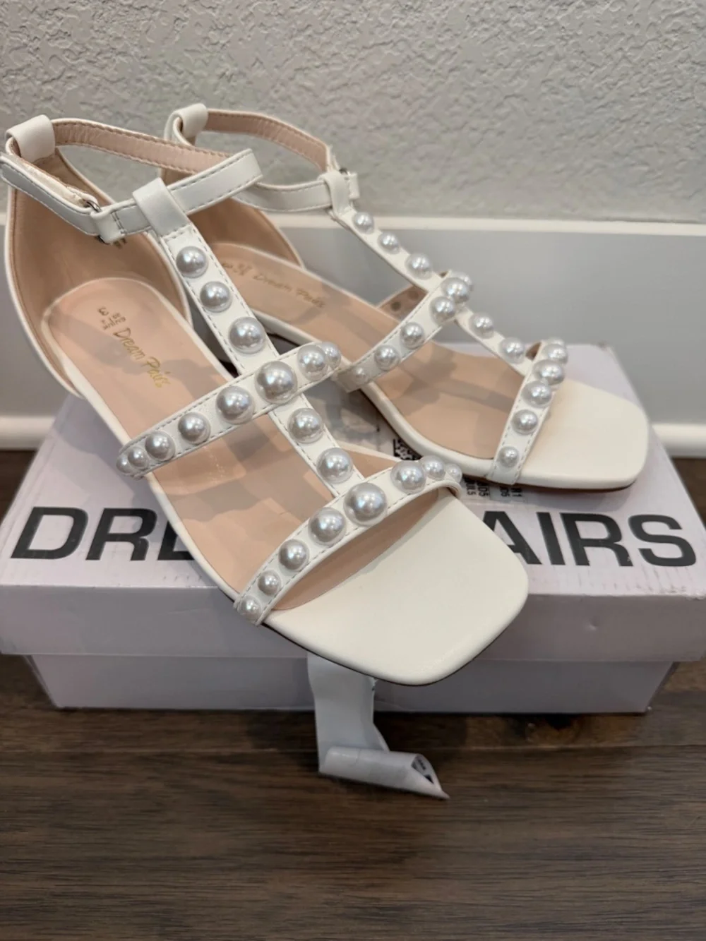 NWT Girl’s Amazon White Kitten Heel Dress Shoes Size 3